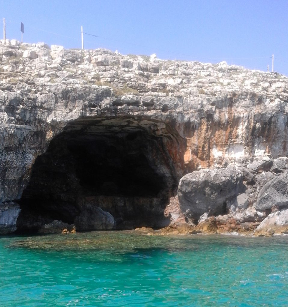 Una Grotta nel mare verde