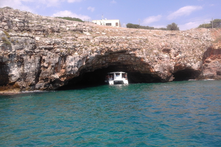 Il Catamarano entra nelle GROTTE