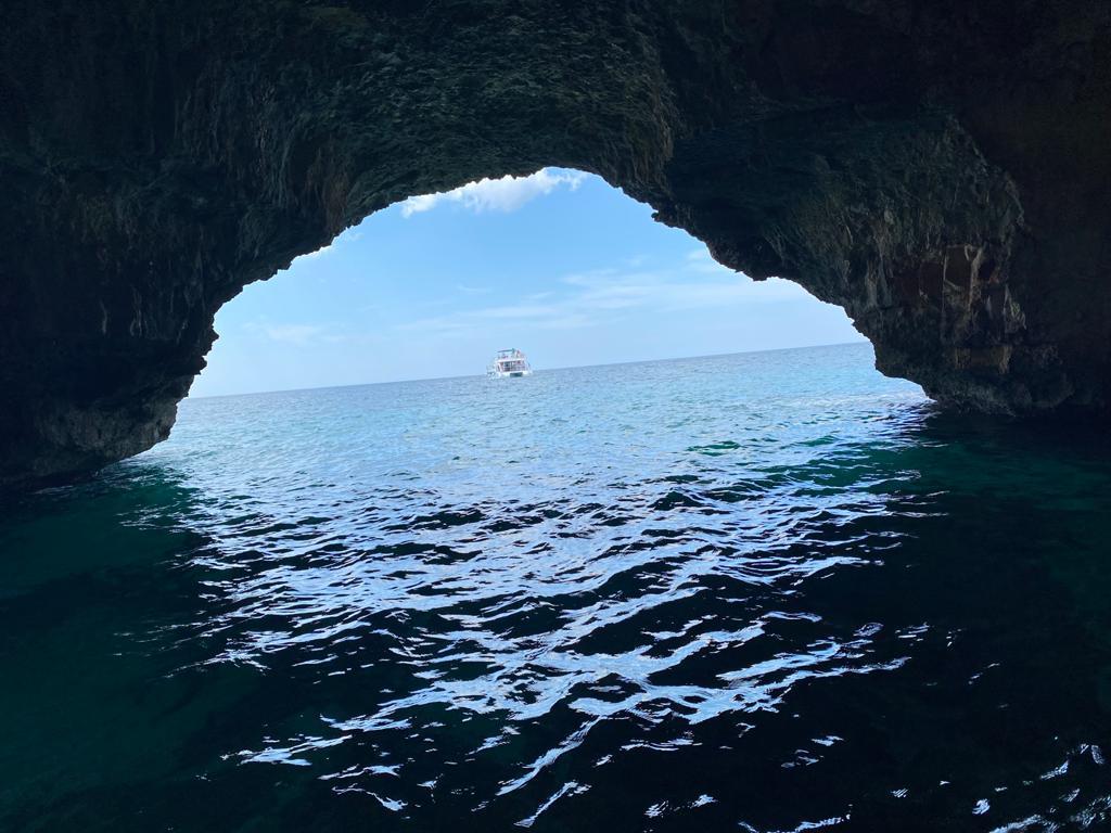 Una Grotta nel mare verde